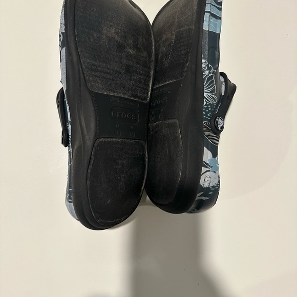 Crocs  Floral Clogs - Black and Blue size M-10 , W-12 - Picture 10 of 10